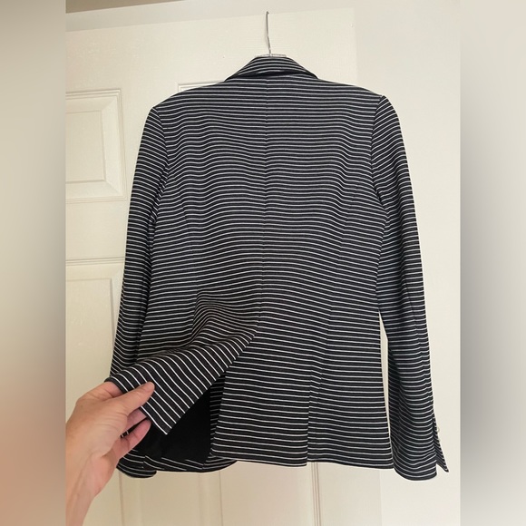 Never worn Ann Taylor size 4 blazer with pearl buttons - Picture 6 of 6